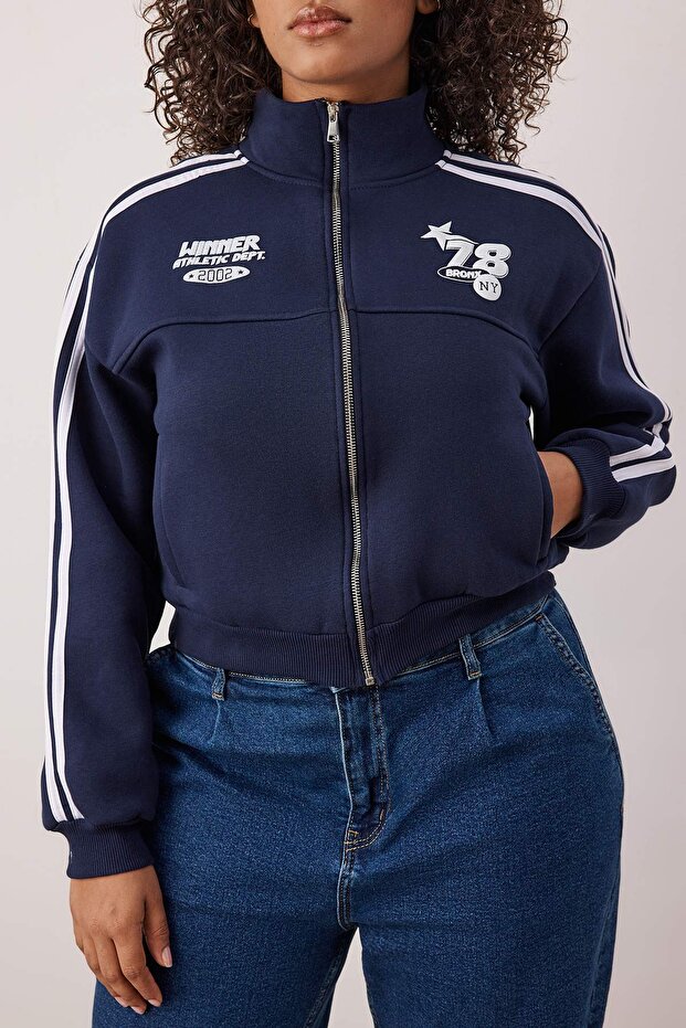 Lacivert Crop Boy Kolej Temalı Şeritli Önü Fermuarlı Büyük Beden Sweatshirt TBBAW26AO00047 - 3