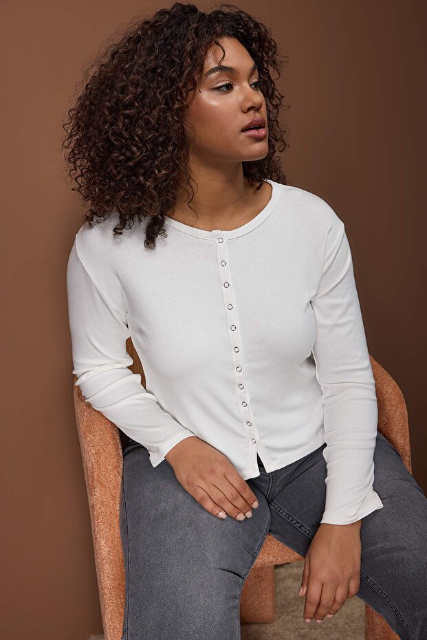 Beyaz Çıtçıtlı Crop Boy Basic Örme Büyük Beden Bluz TBBAW26AF00119 - 2