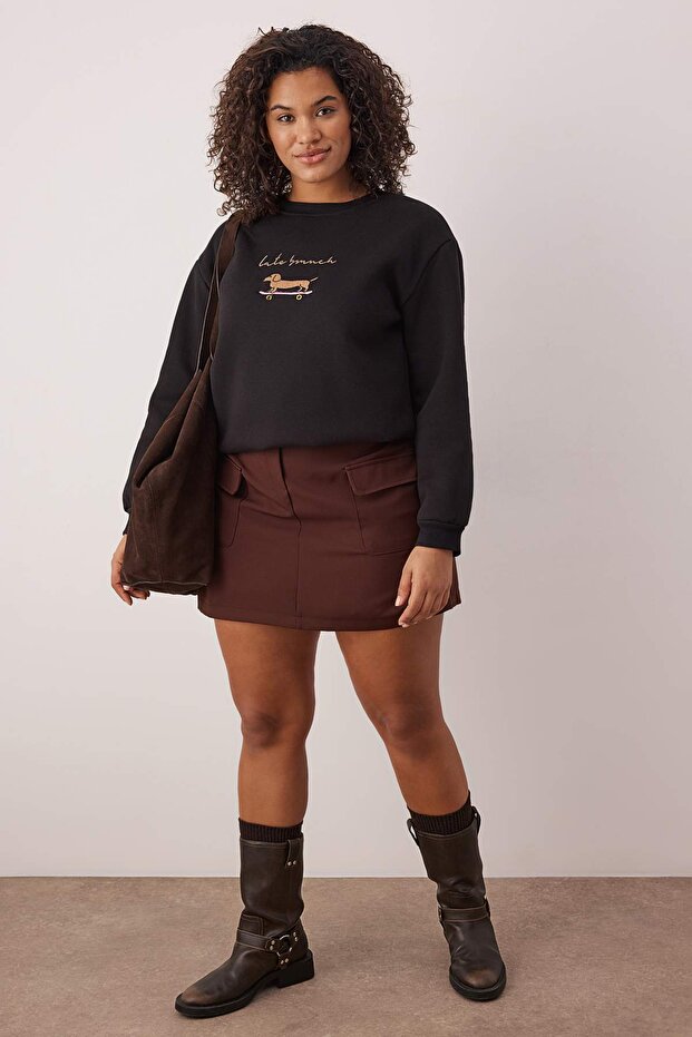 Black Dog Embroidered Crew Neck Oversized Sweatshirt Tbbaw26Ao00044