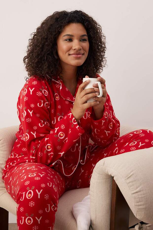 Kırmızı Yılbaşı Temalı Desenli Gömlek Yaka Polar Pijama Takımı TBBAW26AI00054 - 1