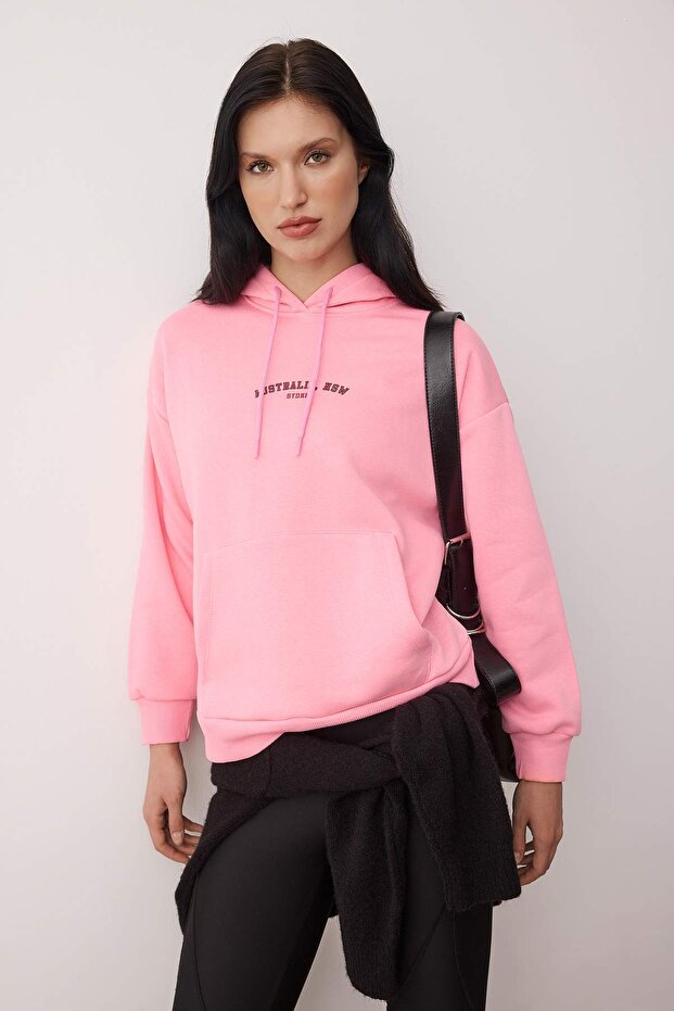 Açık Pembe alın İçi Polarlı Kapüşonlu Ön ve Sırt Baskılı Oversize Örme Sweatshirt TWOAW26SW00184 - 2
