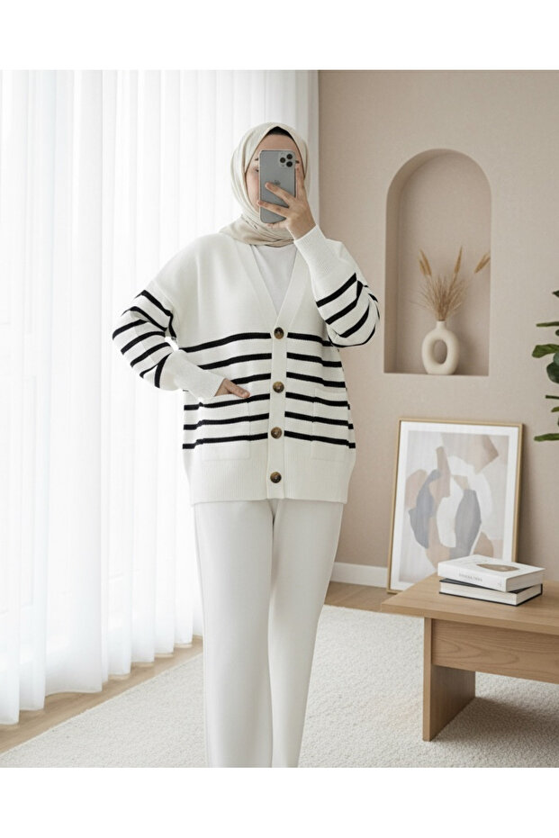 Double Pocket Striped Buttoned Cardigan