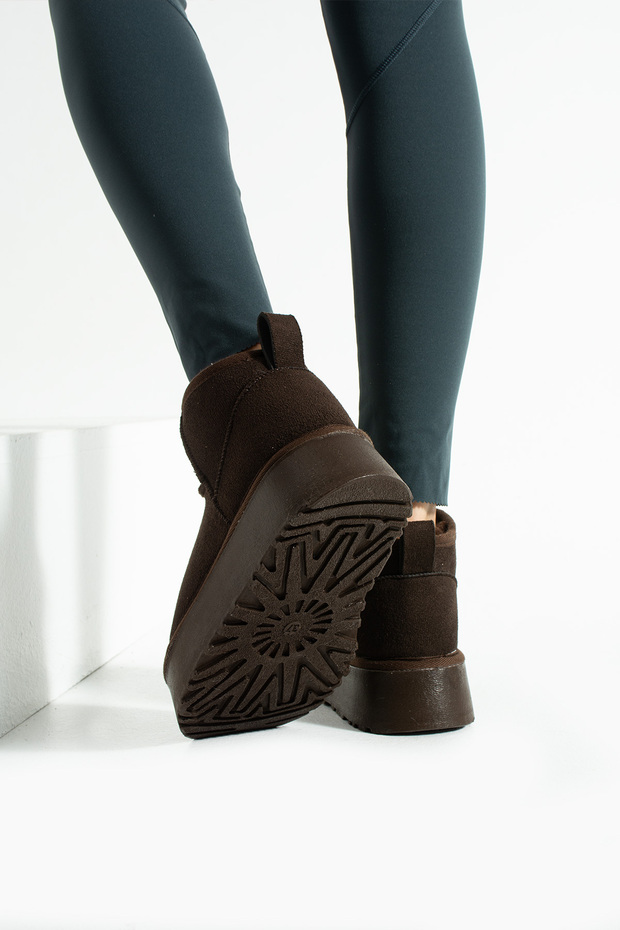 حذاء بني من جلد الغزال مع نعل سميك من الصوف - 5