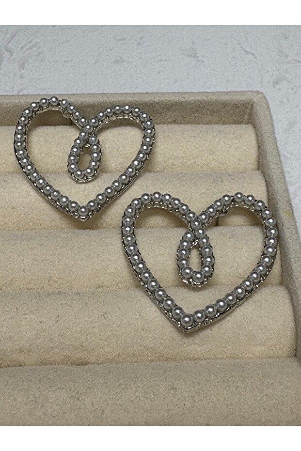 أقراط على شكل قلب فضية اللون مع اللؤلؤ