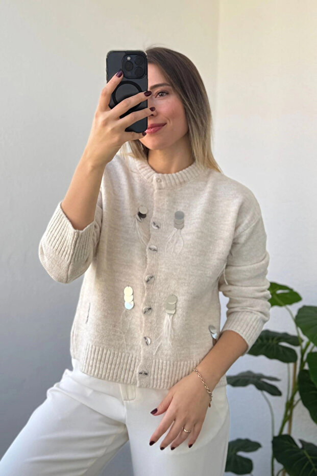سترة كارديجان بياقة دائرية ونقشة مطرزة بلون الإكرو - 1