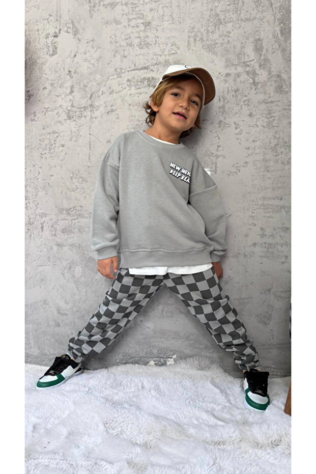 طقم أساسي للأولاد بنمط الداما مصنوع من القطن بنسبة 100% باللون الرمادي - 5