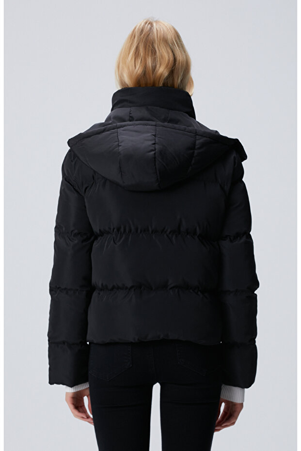 Siyah Kapüşonlu Kapitone Mont - 5