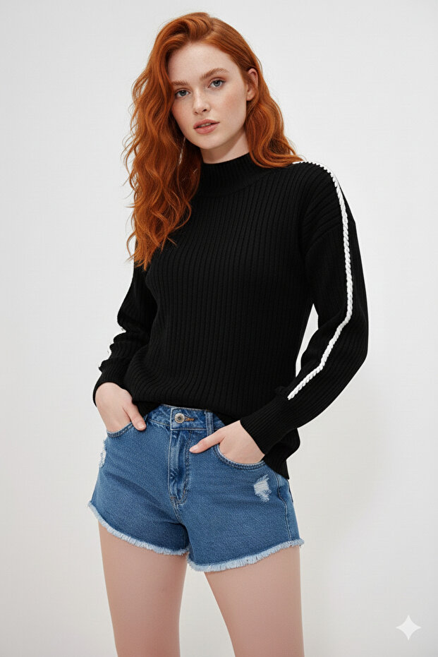 Elegant Women's Knitwear Sweater with Stripe on the Sleeve