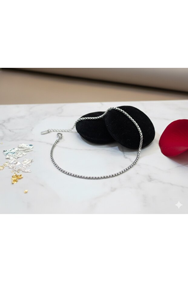 سوار رقيق أنيق بلون فضي