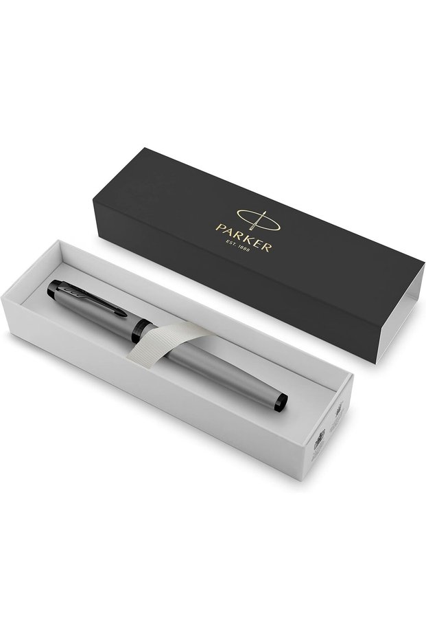 قلم IM قابل لإعادة التعبئة بحبر أسود، رمادي مطفي مع حواف سوداء، في علبة هدايا