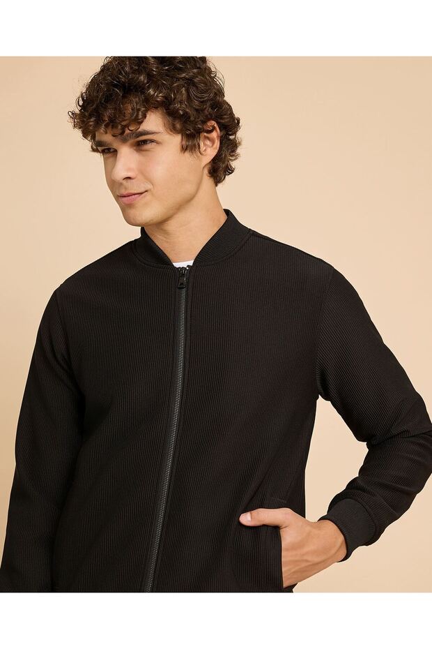 Solid Jacket With Zipper Closure - 4