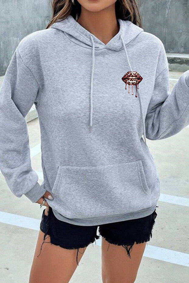 Women's Winter Cotton Minimal Leopard Lip Printed Hooded Regular Sweatshirt with Kangaroo Pocket