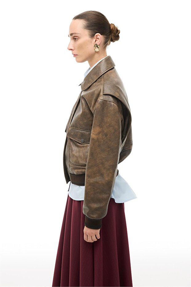 سترة جلدية قصيرة باللون البني - 4