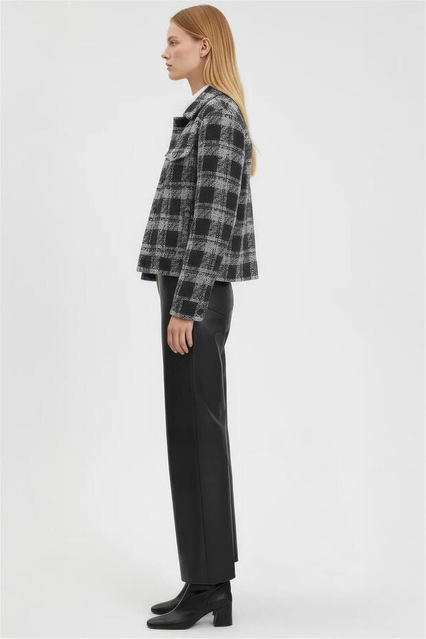 سترة كلاسيكية ذات ياقة مطوية باللون الأسود - 2