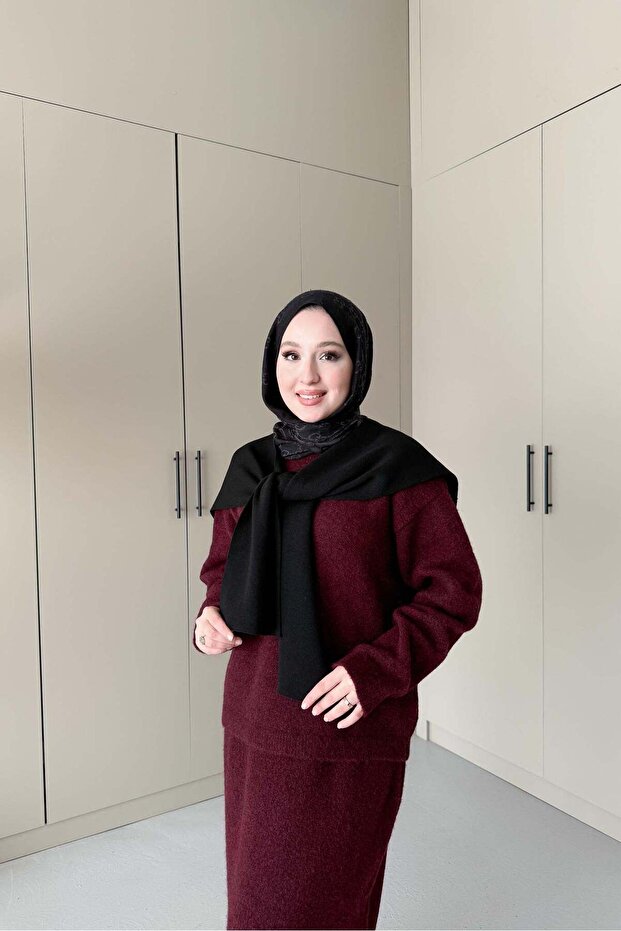 وشاح مربع طويل أسود اللون