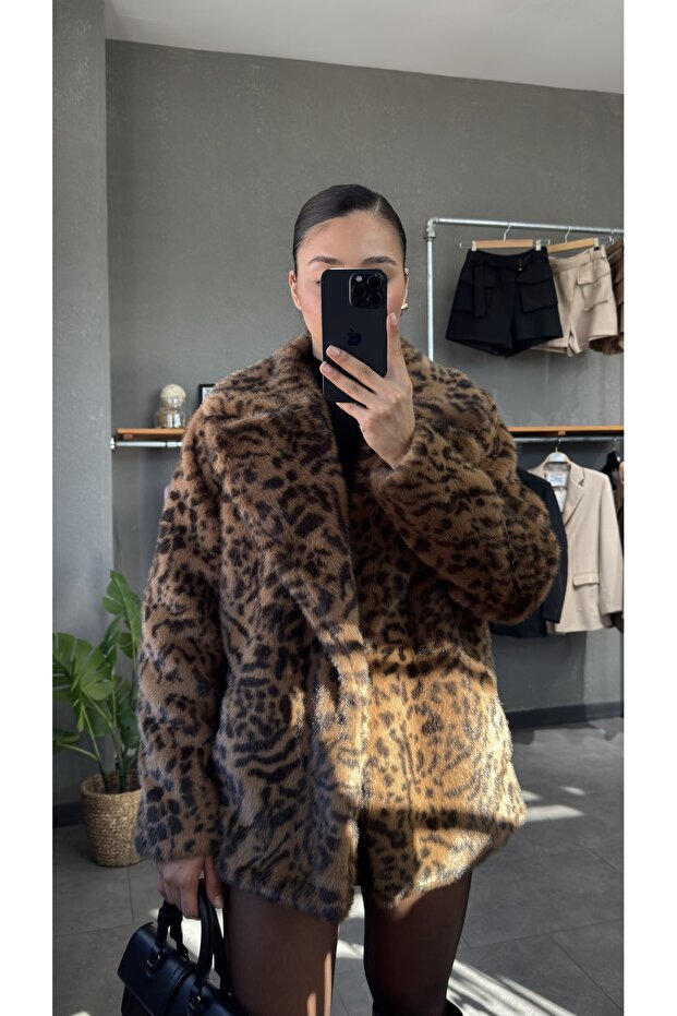 بأزرار على الجهتين فرو بياقة منقوشة بنقشة الفهد - 1