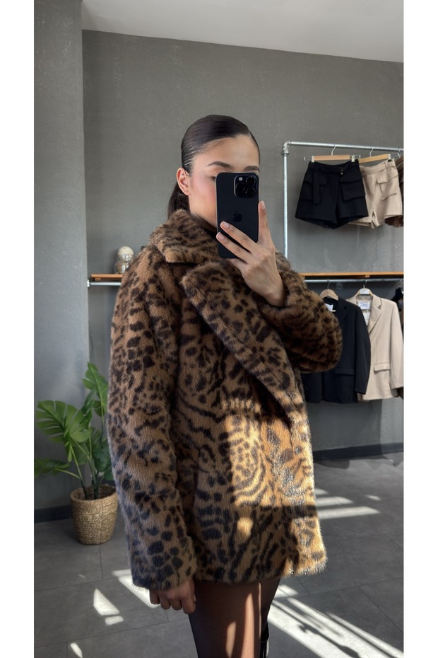 بأزرار على الجهتين فرو بياقة منقوشة بنقشة الفهد - 4