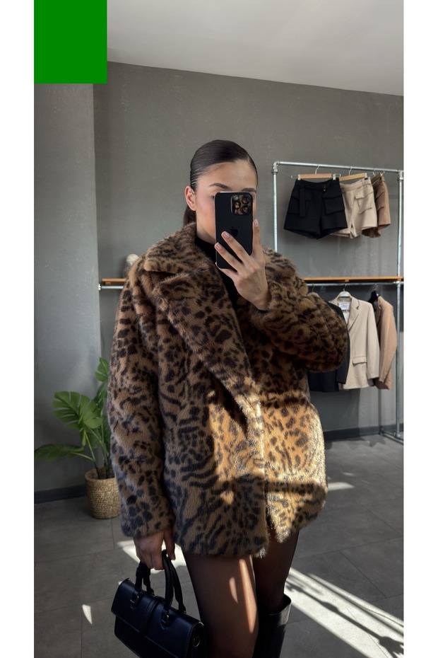 بأزرار على الجهتين فرو بياقة منقوشة بنقشة الفهد - 3