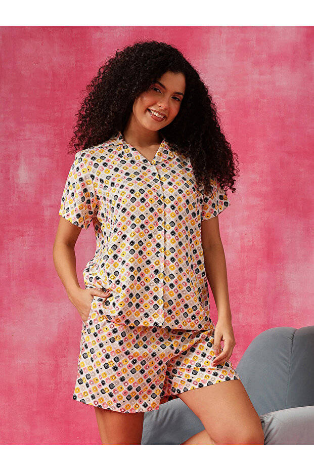 طقم قميص وشورت بأزرار بطبعة هندسية - 3