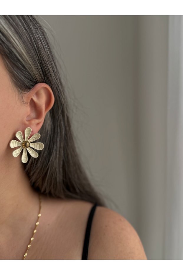 Beige Daisy Flower Earrings