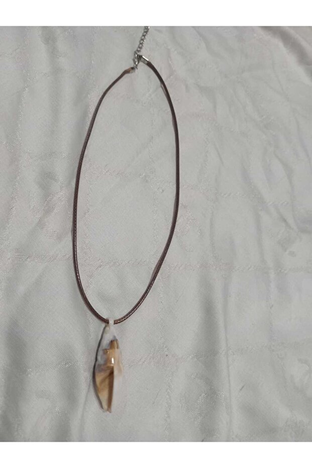 قلادة بحافة على شكل صدفة البحر مصنوعة من الجلد