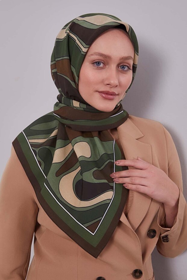 وشاح أورا متموج باللون الأخضر الداكن