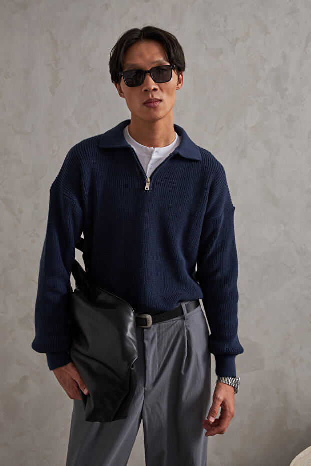 Men's Oversized Sweater with Zipper at the Neck