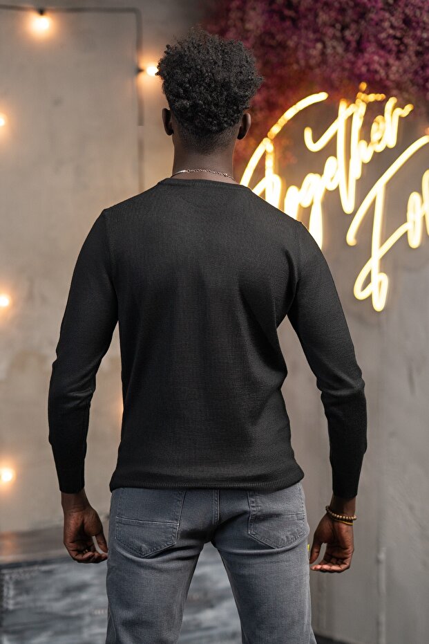 سترة تريكو ذات ياقة دائرية من الصوف ذات تصميم منتظم - 3