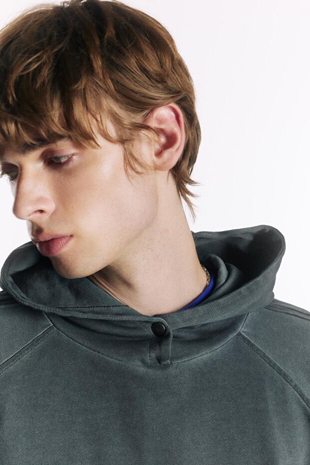 Yıkanmış görünümlü kapüşonlu sweatshirt - 5