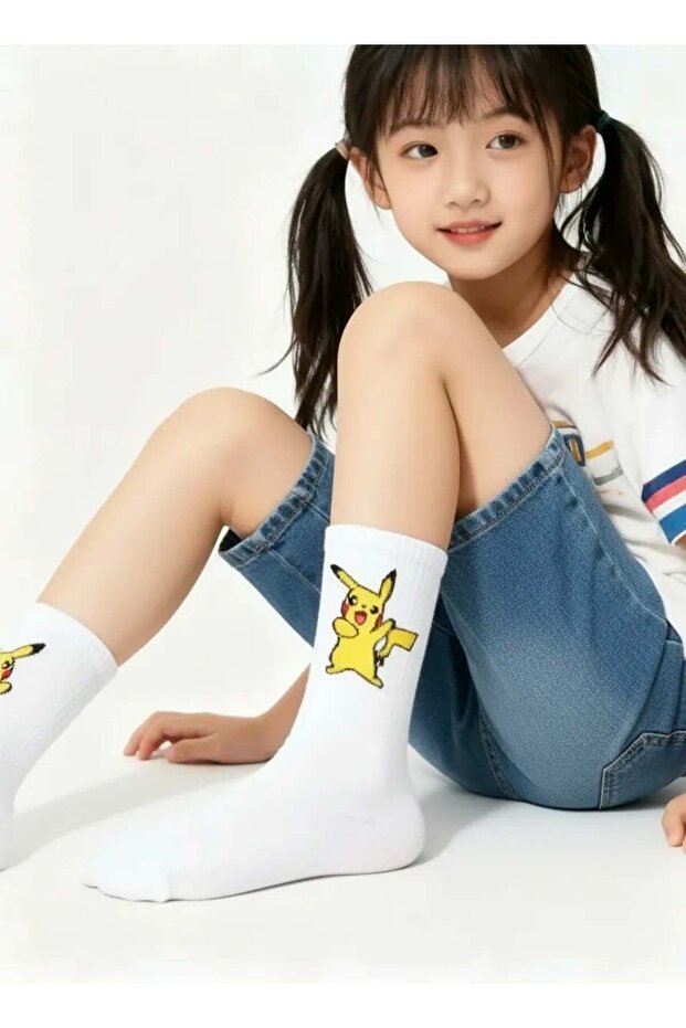 جوارب بيضاء منقوشة بتصميم بيكاتشو - 2