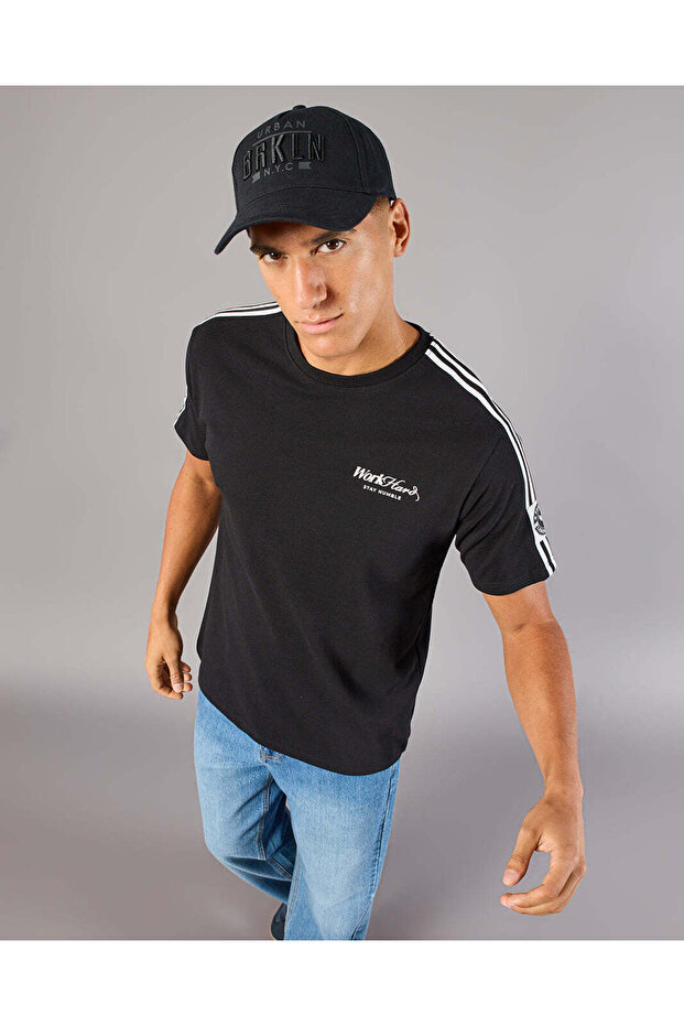 تي شيرت رجالي أساسي مطبوع باللون الأسود - 5