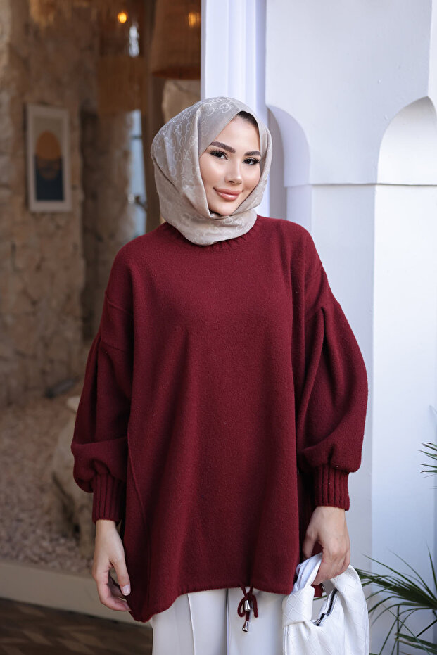 سترة من الصوف بياقة دائرية باللون العنابي