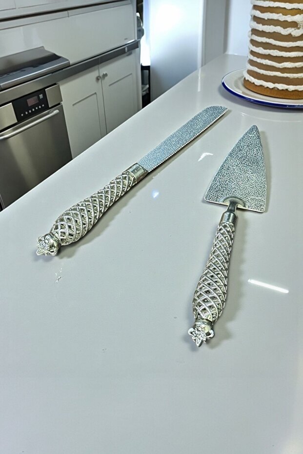 طقم سكاكين تقديم الكيك منقوشة مكونة من قطعتين باللون الفضي - 6