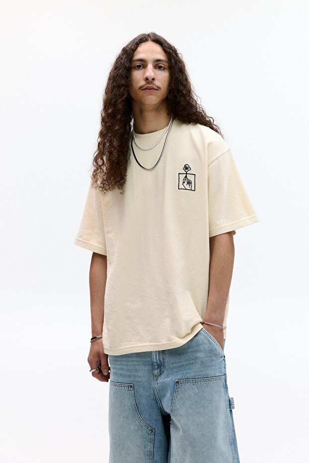 Kontrast işlemeli beyaz tişört - 3