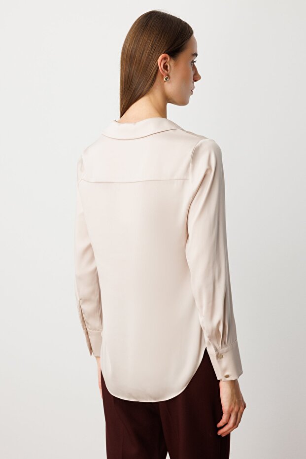 بلوزة من الساتان بأزرار - 5