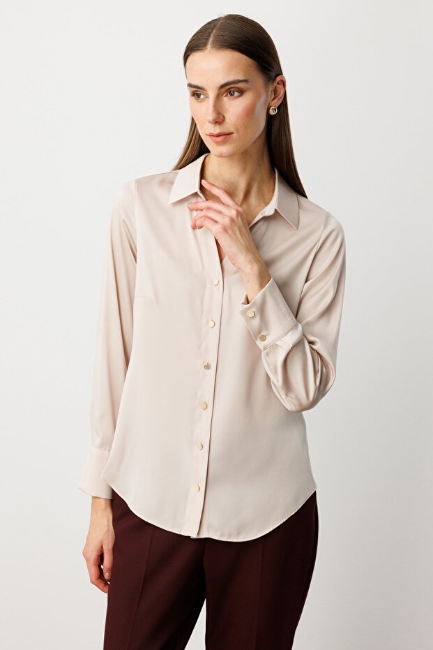 بلوزة من الساتان بأزرار - 3