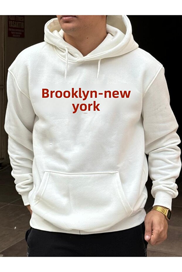 سويت شيرت رجالي أبيض بقلنسوة كبير الحجم مطبوع عليه BROOKLYN