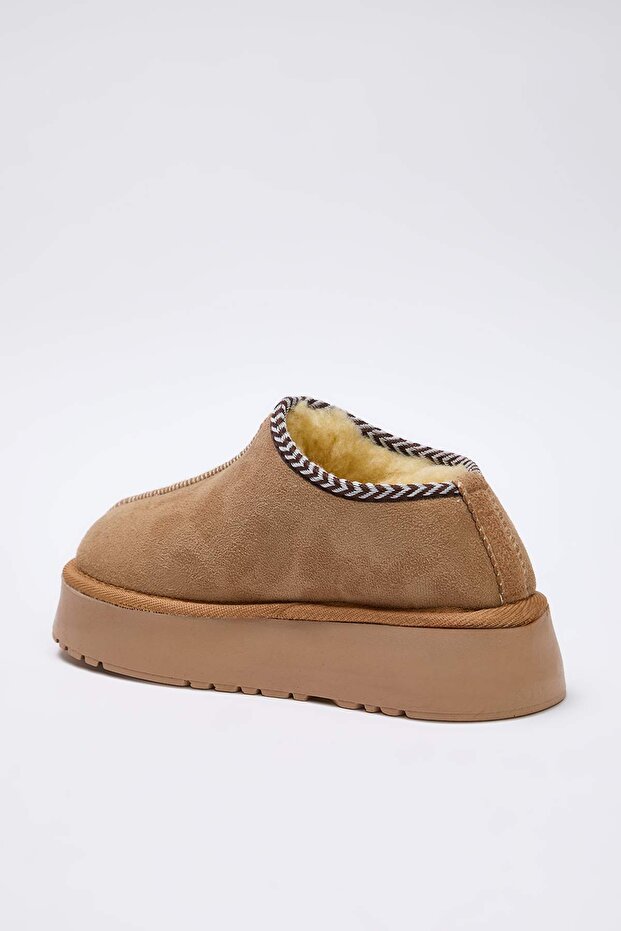 Kum Rengi Nakış Detaylı İçi Kürklü Kalın Taban Kadın Bilekte Terlik Bot TAKAW26BO00003 - 5