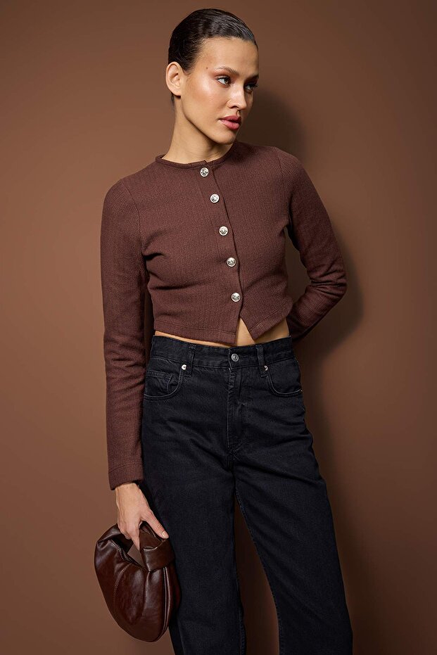 Kahverengi Fitted/Vücuda Oturan Crop Düğme Detaylı Fırçalı Pointel Esnek Örme Bluz TWOAW26BZ00113 - 2