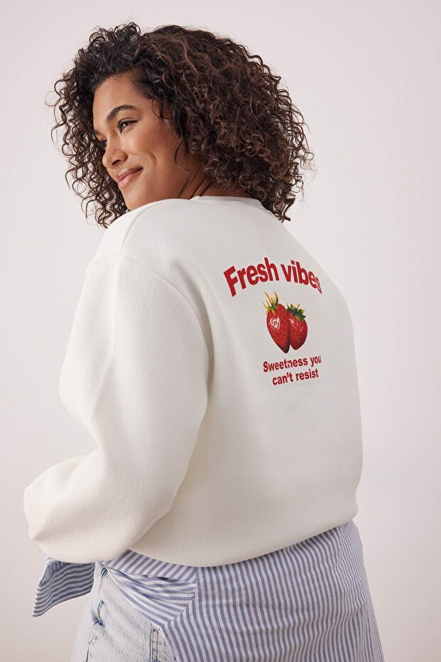 Ecru Strawberry Printed Regular Fit Large Size Sweatshirt with Fleece Inside Tbbaw26Ao00048