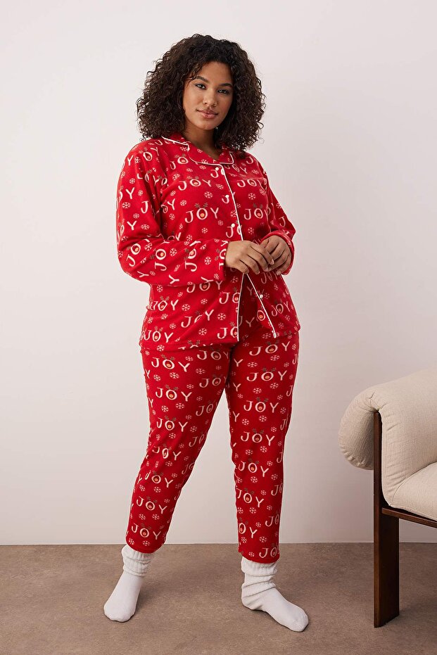 Kırmızı Yılbaşı Temalı Desenli Gömlek Yaka Polar Pijama Takımı TBBAW26AI00054 - 2