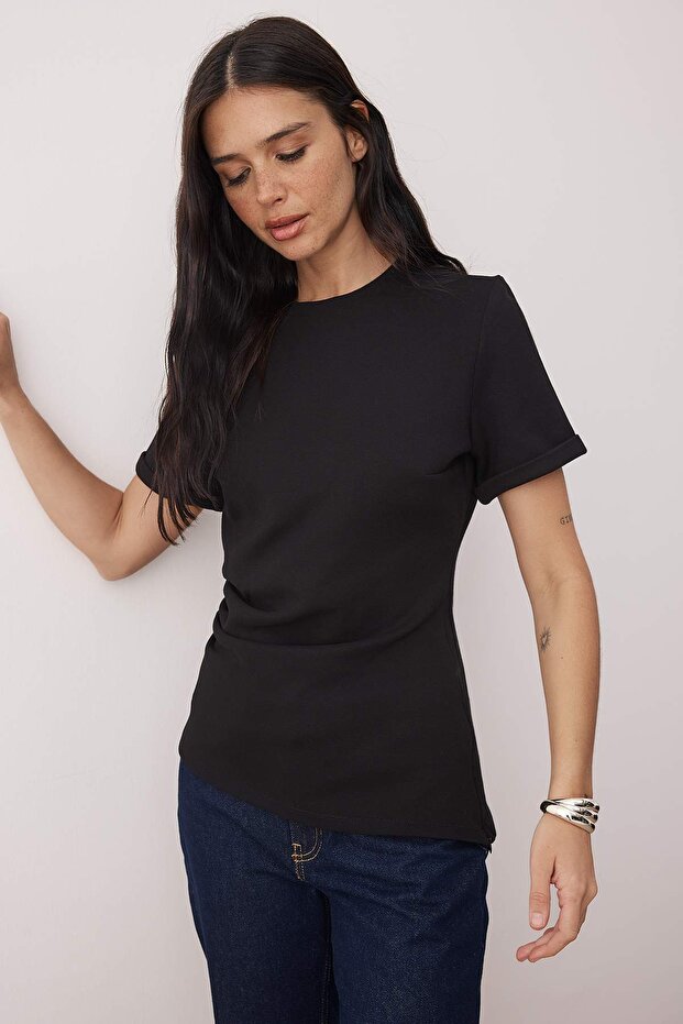 Trendyol Studio Collection Siyah Bisiklet Yaka Asimetrik Vücuda Oturan Örme T-Shirt TWOAW26TS00023 - 1
