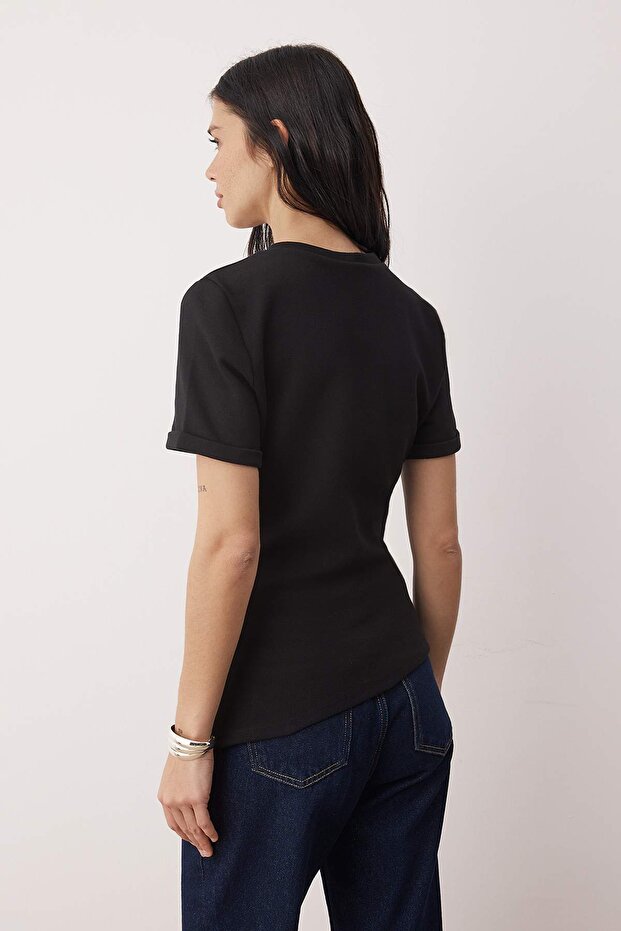Trendyol Studio Collection Siyah Bisiklet Yaka Asimetrik Vücuda Oturan Örme T-Shirt TWOAW26TS00023 - 4