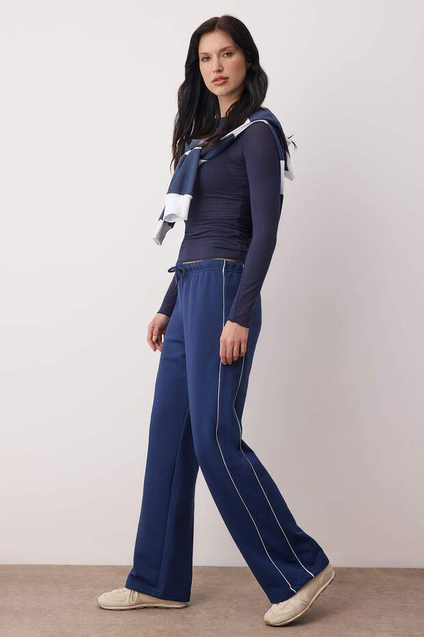 Lacivert Wide Leg/Geniş Kesim Biye Detaylı Örme Eşofman Altı TWOAW26EA00012 - 2