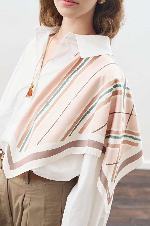 وشاح ساتان متوسط الحجم منقوش لييا - 3