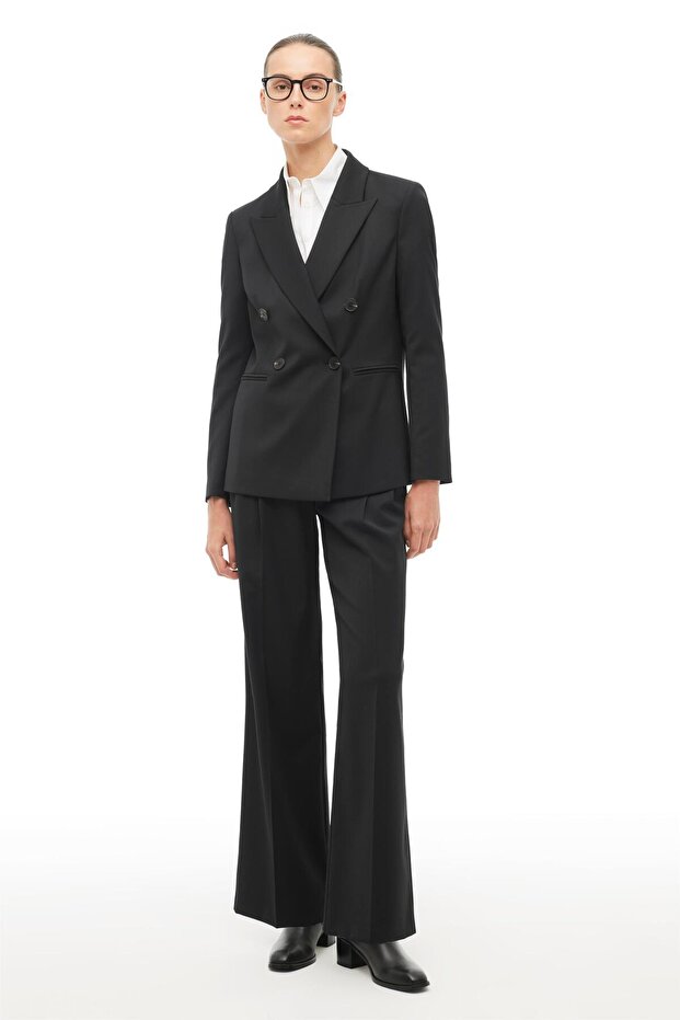 سترة سوداء بياقة السنونو - 1