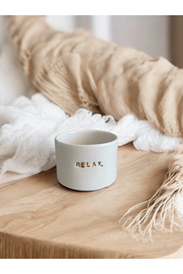 كوب سيراميك مكتوب يدويًا من Relax مع تفاصيل ذهبية