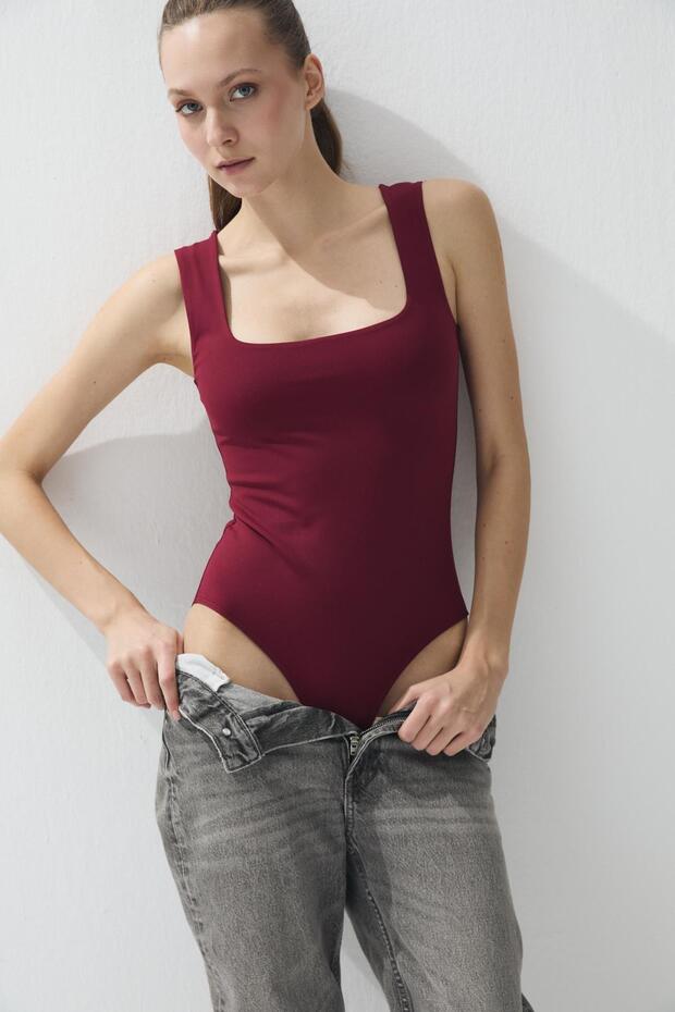 Women's burgundy square neck snap body