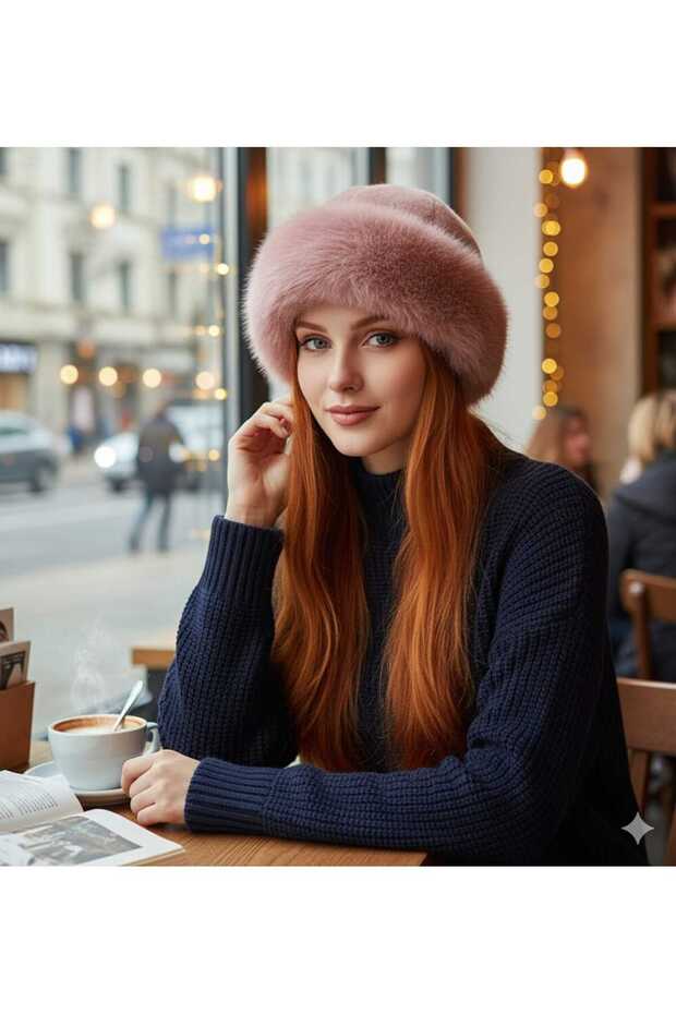 قبعة كالباك من الفرو المخملي على شكل مثلث