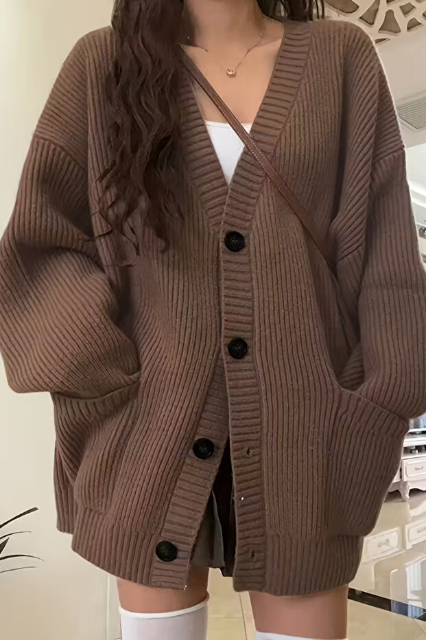 Women's Oversized Pocket Buttoned V-Neck Knitwear Cardigan